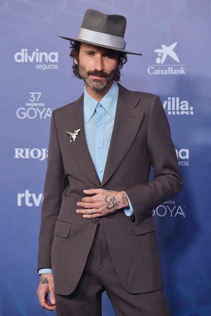 Leiva, ganador de la mejor canción por Sintiéndolo mucho, compuesta junto a Joaquín Sabina, fiel a su estilo con sombrero de Nick Fouquet y traje, camisa, broche y zapatos de Gucci.