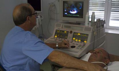 Un paciente es sometido a un ecocardiograma.