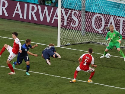 Joel Pohjanpalo marca el gol de la victoria ante Dinamarca este sábado en Copenhague.