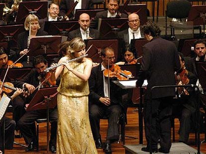 La flautista Clara Andrada interpreta un solo con la Orquesta Sinfónica de Castilla y León en Medellín (Colombia).