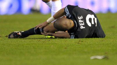 Pepe, tendido en el césped de Mestalla tras lesionarse el pasado sábado.