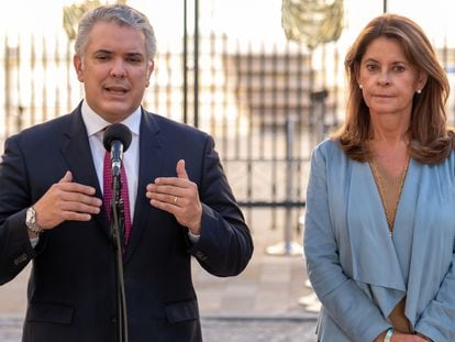 Iván Duque, mientras ofrece hoy, un discurso junto a la vicepresidenta colombiana, Marta Lucía Ramírez