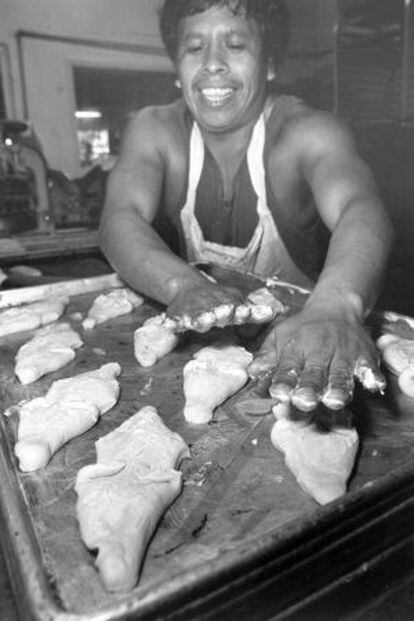 Un trabajador mexicano prepara pan dulce (1996).