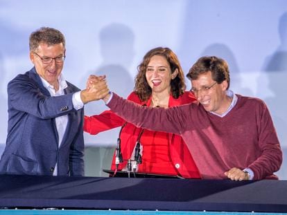 Feijóo, Ayuso y Almeida, en el balcón de la sede del PP en la calle Génova de Madrid, la noche electoral del 28-M.