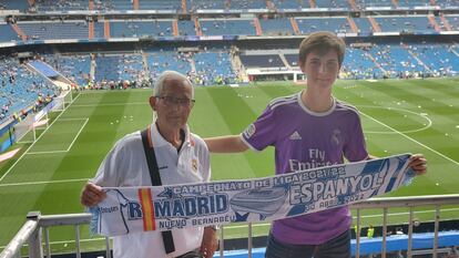 Carlos García, a la derecha de la imagen, junto a su abuelo Ernesto en el estadio Santiago Bernabéu el pasado abril.