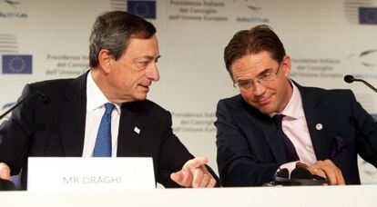 M. Draghi (izqda.), junto al comisario de Asuntos Econ&oacute;micos, J. Katainen.