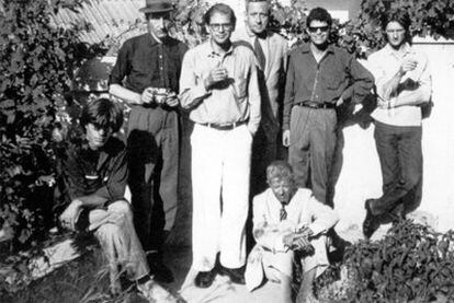 De izquierda a derecha, Peter Orlovsky, William Burroughs, Allen Ginsberg, Alan Ansen, Gregory Corso, Paul Bowles e Ian Sommersville, en Tánger, en 1961.