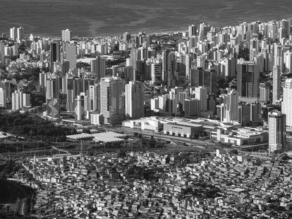 Vista aérea de las favelas y los rascacielos de lujos en Salvador de Bahia, Brasil, el 29 de abril de 2019.
