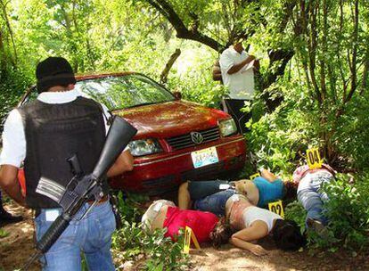 Agentes policiales investigan la zona donde fueron hallados los cadáveres de las mujeres asesinadas en Guerrero.