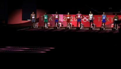 Los atletas alineados en sus carriles antes de correr la final de los 100m en el Estadio Olímpico de Tokio. 