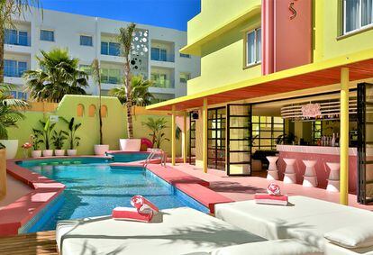 A solo 200 metros de la Playa d’en Bossa se encuentra el Tropicana Ibiza Suites, un hotel diferente inspirado en los icónicos establecimientos Art Deco de Miami. Un claro reflejo del espíritu festivo y colorista de la isla donde parece imposible no pasar unos días inolvidables.

 