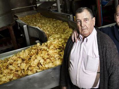 Lorenzo Duato, propietario de Papas Duso, junto a su hijo Carlos, en la zona de producci&oacute;n de sus patatas fritas.
