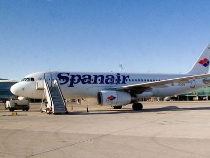 Un avión de Spanair en una pista del aeropuerto de El Prat.