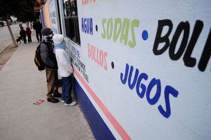 Dos niños compran en una tienda afuera de una escuela en el Estado de Tamaulipas.