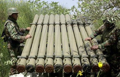 Dos guerrilleros Hezbolá preparan cohetes Katyusha en su base cerca de las tierras de Chebaa, en la frontera libanesa-israelí, en el sur de Líbano.