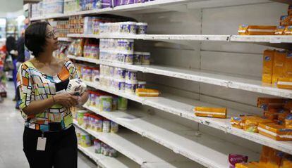 Escasez de productos en un supermercado venezolano.