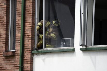 Un bombero trabaja en las instalaciones de la academia de policía de Bogotá, después de la explosión.