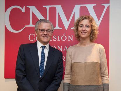 Sebasti&aacute;n Albella, presidente de la CNMV, y Ana Mar&iacute;a Mart&iacute;nez-Pina, vicepresidenta del supervisor.  