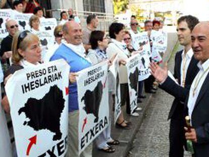 Martín Garitano saluda a los participantes en una concentración de apoyo a los presos de ETA en las fiestas de Loyola.