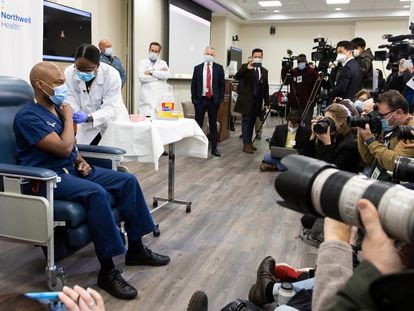 El doctor Yves Duroseau recibe la primera dosis de la vacuna de Pfizer, este lunes en el Long Island Jewish Medical Center de Nueva York.