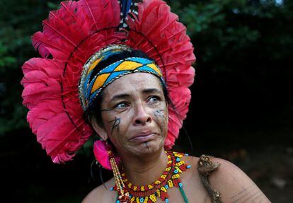 Una indígena de la tribu Pataxo Ha-ha-hae llora frente del río Paraopeba, luego del colapso del dique.