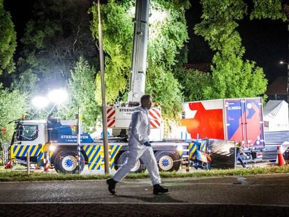 Equipos de rescate holandeses trabajaban anoche en Nieuw-Beijerland, donde un camión arrolló a un grupo de personas.