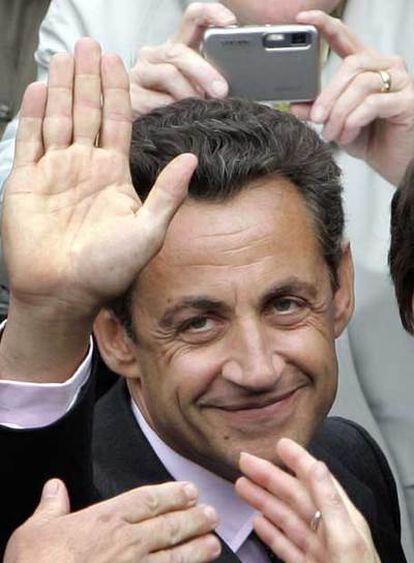 Nicolas Sarkozy saluda a sus simpatizantes durante su visita a los Alpes franceses.