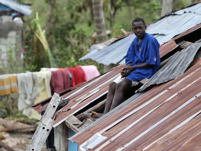 Un hombre observa su casa destruida en Les Cayes (Haití).