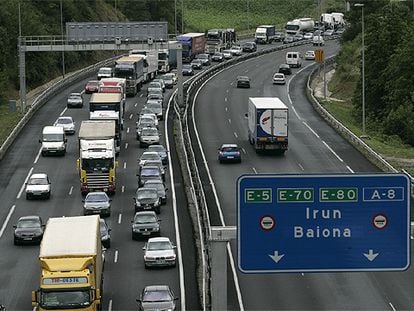 Imagen del atasco que registró ayer la autopista A-8 en las inmediaciones de San Sebastián.