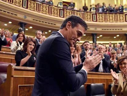 Pedro Sánchez, aplaudido por los parlamentarios socialistas, este martes en el Congreso. 