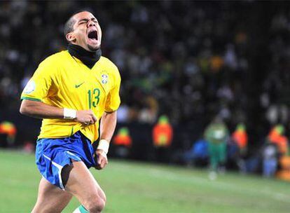 Alves celebra el gol que lleva a Brasil a la final.