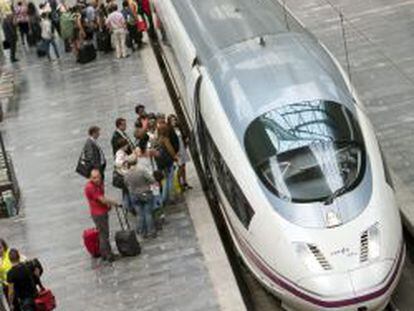 Unos viajeros suben al tren en la Estaci&oacute;n Delicias de Zaragoza.