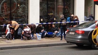 Diverses persones reben ajuda després de l'explosió al metro de Brussel·les.  

