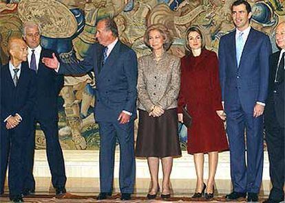 Los Reyes, acompañados de don de Felipe y doña Letizia Ortiz, durante la audiencia a los grandes de España.