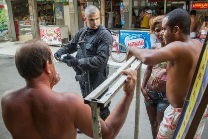 Policías de la CORE (Coordinadora de Recursos Especiales de la Polícia Civil) piden documentos a los habitantes del Complexo da Maré, en Río de Janeiro.