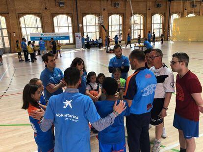 Voluntarios participan en una acción social con menores organizada por la Fundación La Caixa.