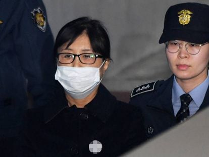 Choi Soon-sil, este martes a su llegada al tribunal de Se&uacute;l (Corea del Sur).