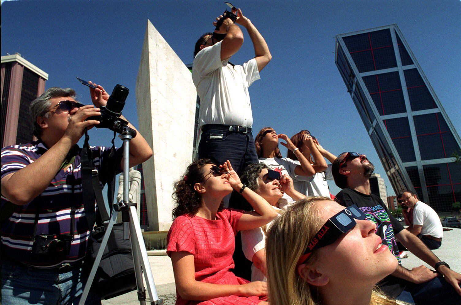 Varias personas contemplan el gran eclipse del 11 de agosto de 1999 en Madrid, donde fue parcial.