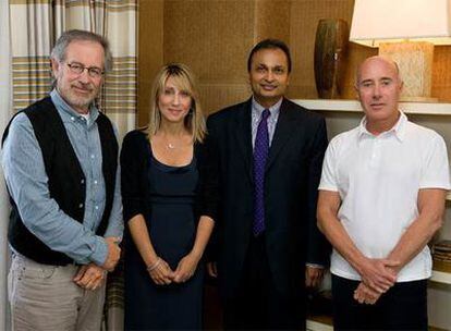 Spielberg junto a Stacey Sneider y  David Geffen, directores de la productora Dreamworks, y Anil Ambani, representante de Reliance ADA