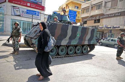 Un tanque en la ciudad libanesa de Trípoli, a la que se ha extendido el conflicto sirio con enfrentamientos entre suníes y alauíes.