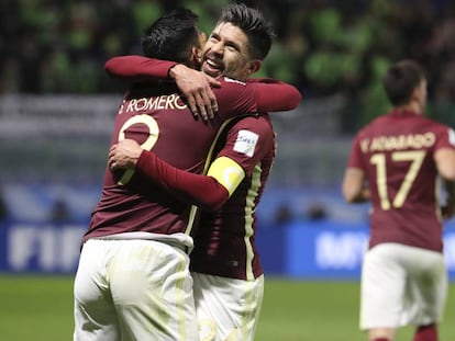 Silvio Romero (i) abraza a Oribe Peralta en el partido de cuartos de final