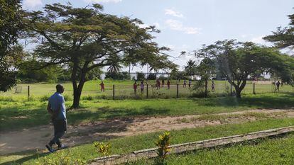 El director del Centro Amigo Doumé, Sylvestre Bini, observa un partido de fútbol entre alumnos y vecinos del barrio.