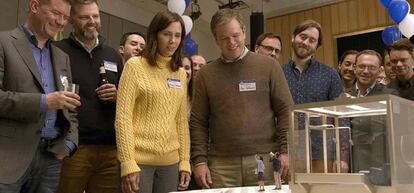 Kristen Wiig y Matt Damon (en el centro), en el filme.