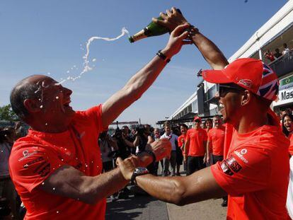 Hamilton celebra la victoria con Ron Dennis.
