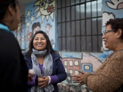 Mujeres en un centro comunitario en Lima, Per&uacute;.