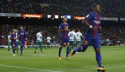 Paulinho celebra el segundo gol del Barça ante el Eibar.