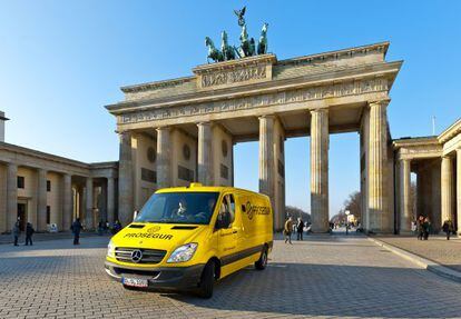Un vehículo de Prosegur circulando por Puerta de Brandemburgo en Berlín.