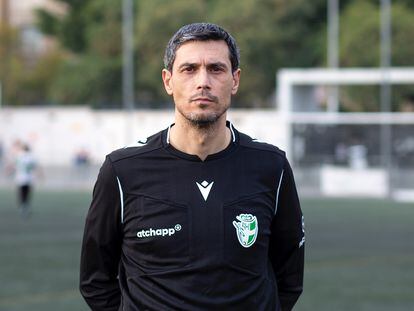 El colegiado Ángel Andrés Jiménez en el campo del AD Malaka, en Málaga, la semana pasada.