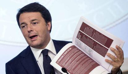 El primer ministro italiano, Renzi, con la agenda econ&oacute;mica del Gobierno.