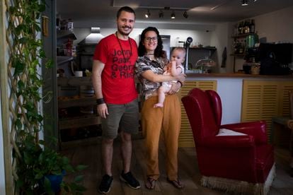 Pablo, Paula y su hija Júlia en la cafetería Suquía, en la calle de Blanquerna en Palma.